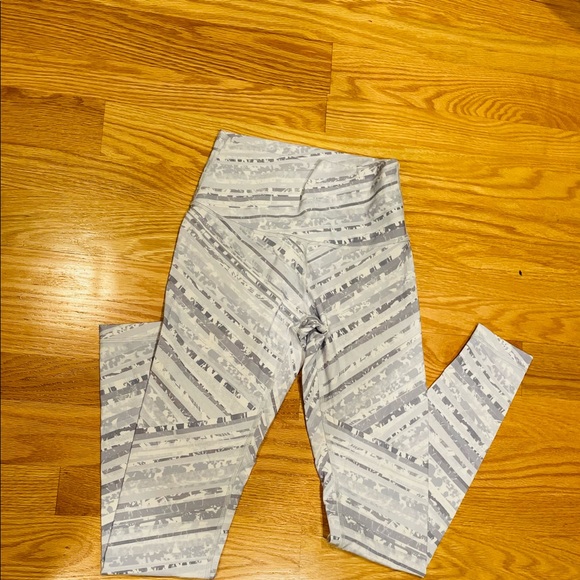 Lululemon wu size 4 EUC Like new - Picture 1 of 4